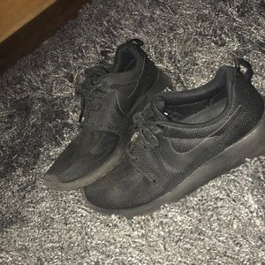 Black Nike Roshes